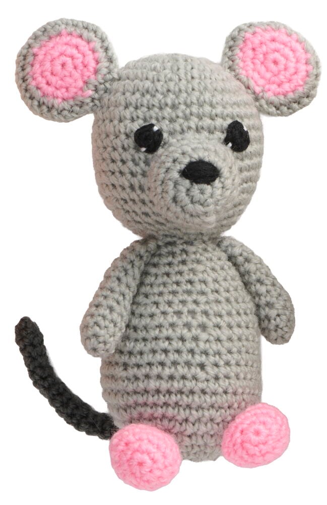 Eine gehäkelte graue Maus mit schwarzen Augen, Nase, rosa Ohren und Füßen und einem dunkelgrauen Schwanz.