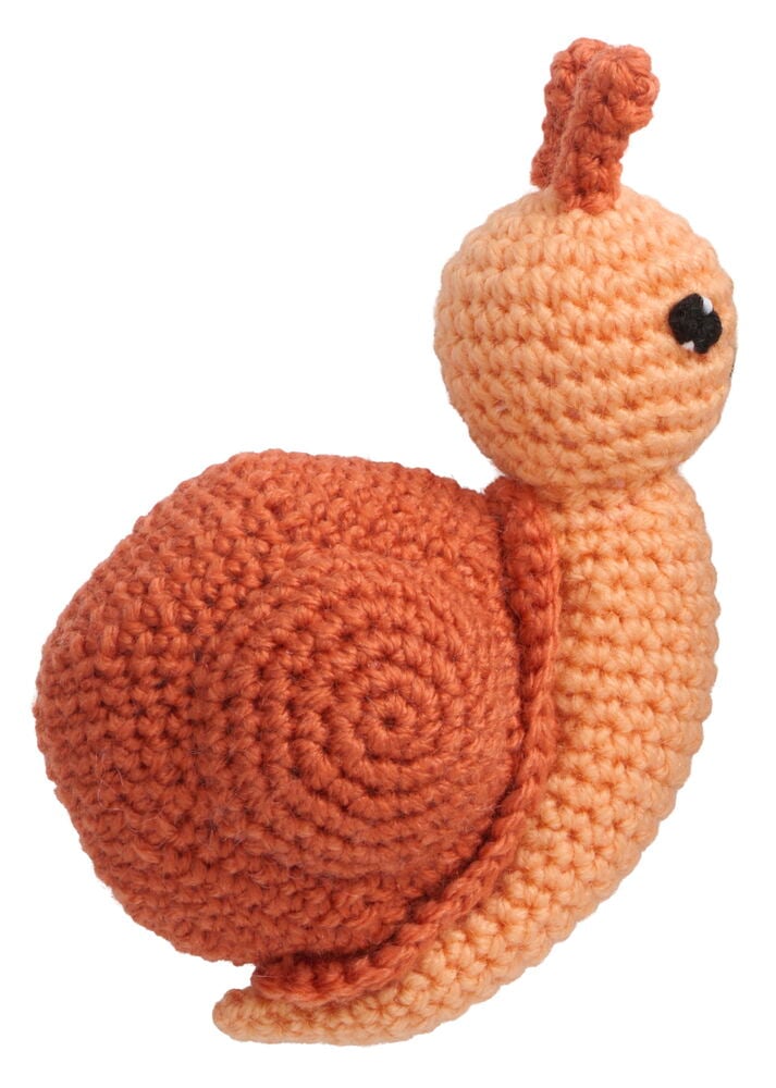 Gehäkelte Schnecke Spielzeug, in Orange und Rotbraun, mit spiralförmigem Gehäuse und schwarzem Auge.
