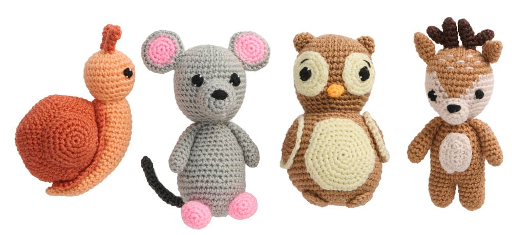 Häkel-Set 4er-Pack Forest Animals mit gehäkelter orangefarbener Schnecke, grauer Maus, brauner Eule und Hirsch.
