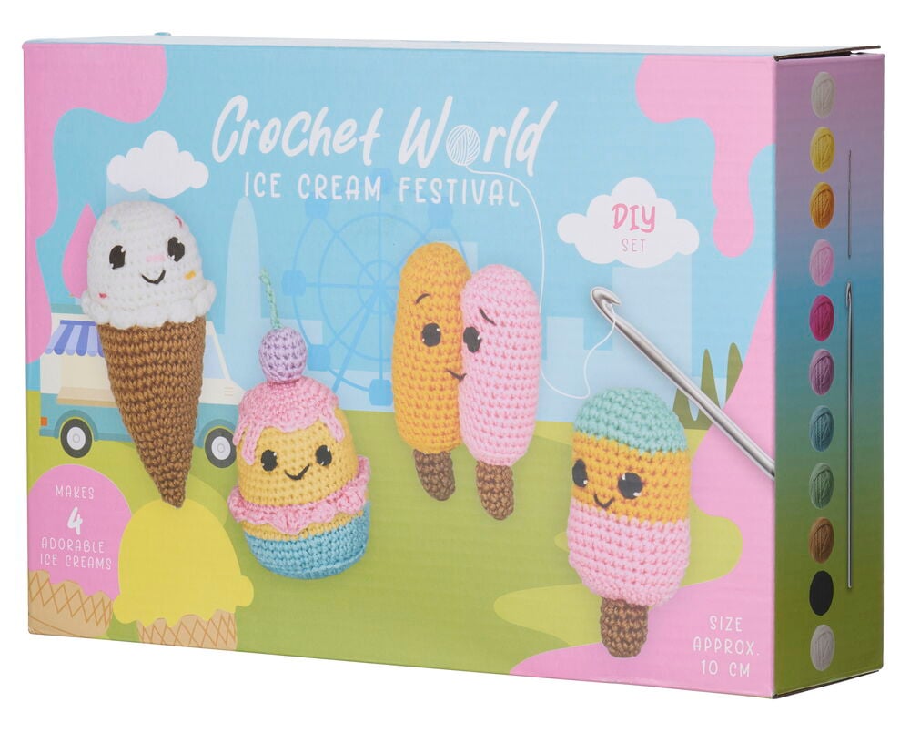 Häkel-Set 4 er-Pack Ice Cream Box zeigt vier gehäkelte Eisfiguren und eine silberne Häkelnadel.
