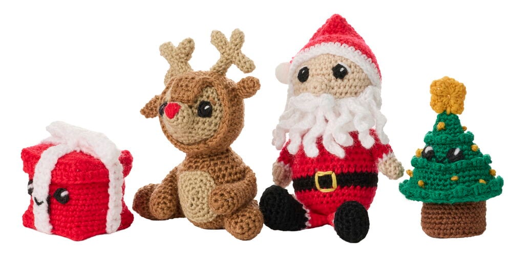 Virkningskit 4-pack Jul Blandade sorter med en röd och vit tomte, brun ren, röd present och grön julgran.
