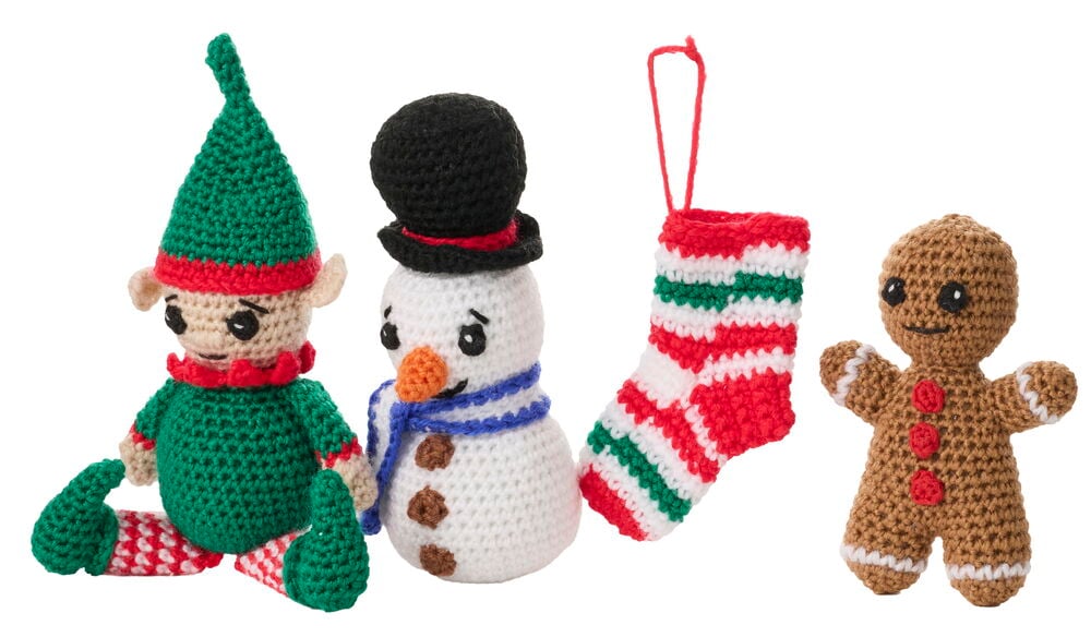Virkningskit 4-pack Jul Blandade sorter, med en tomtenisse, snögubbe, randig strumpa och pepparkaksgubbe.