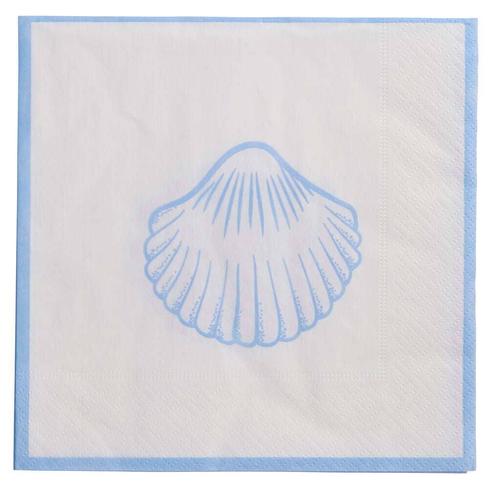 Valkoinen lautasliina vaaleansinisellä simpukkakuvalla ja vaaleansinisellä reunuksella.