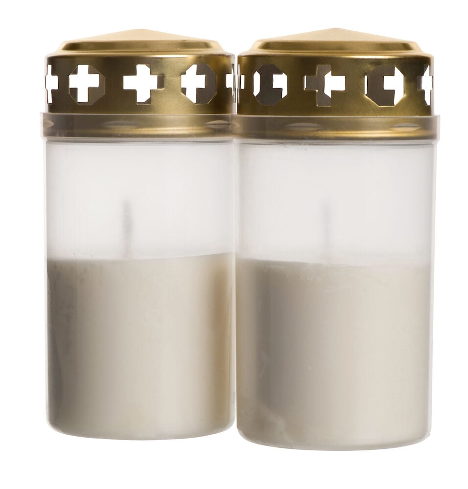 To hvite gravlys med gulldekkede lokk.