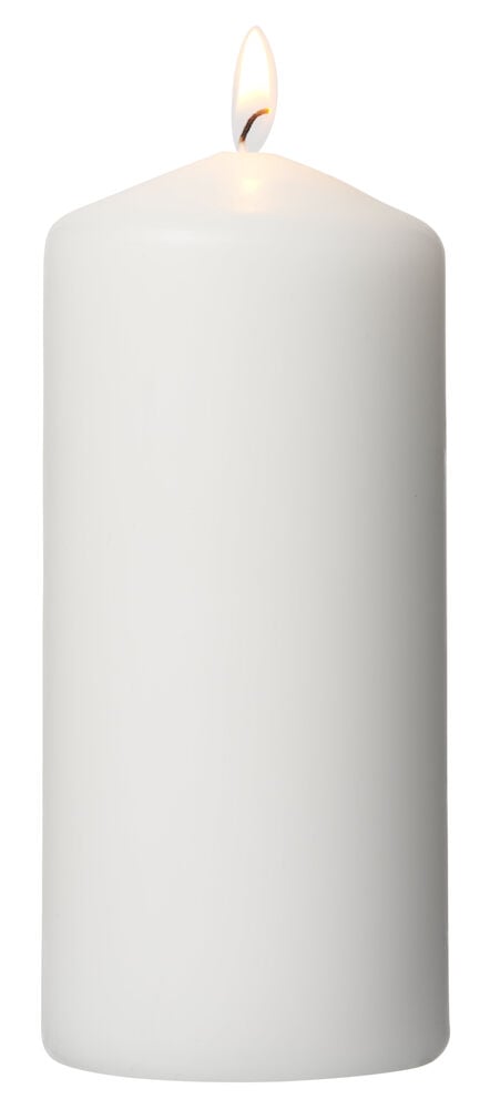 Ett vitt blockljus tänt med synlig låga.