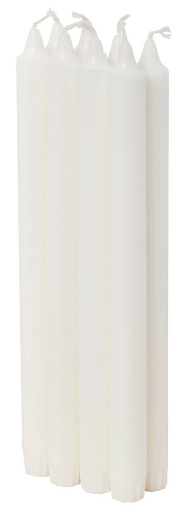 Åtta vita långa stearinljus står upprätt.