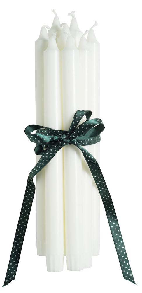 Åtta vita kronljus bundna med grön rosett.