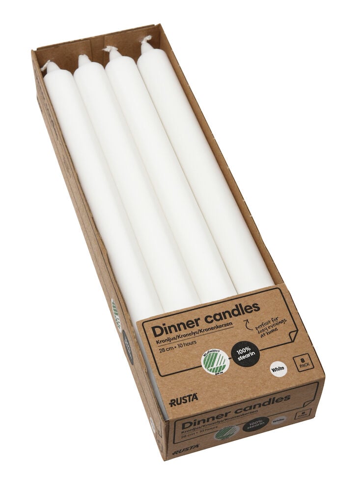 Åtta vita långa stearinljus i kartongförpackning.