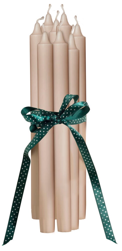 Åtta beige kronljus med grön prickig rosett.