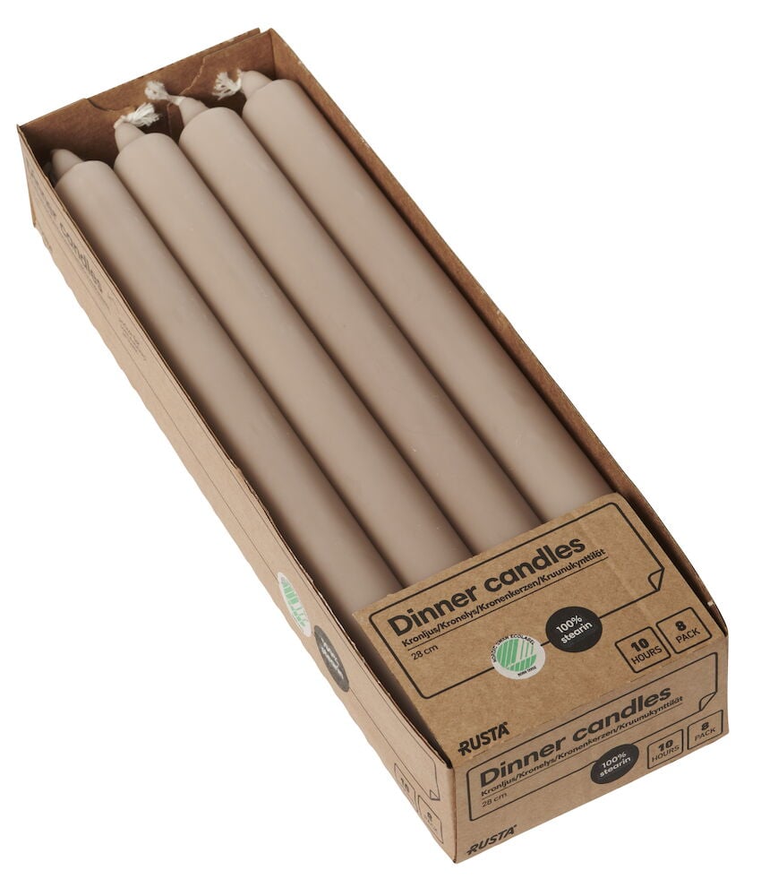 Åtta beige stearinljus i öppen kartongförpackning.