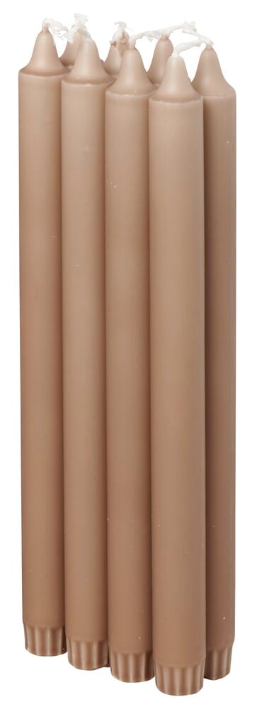 Åtta beige kronljus med rillad fot stående.