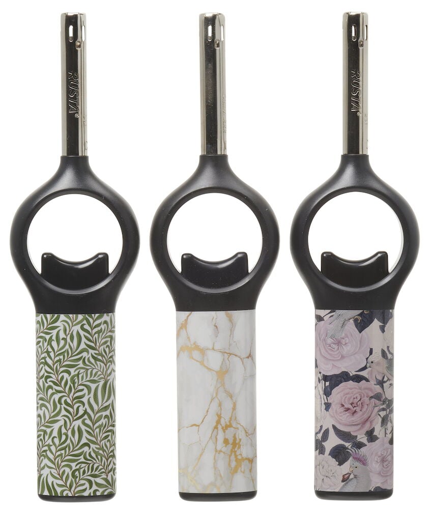 Drei Feuerzeuge mit unterschiedlich gemusterten Griffen.