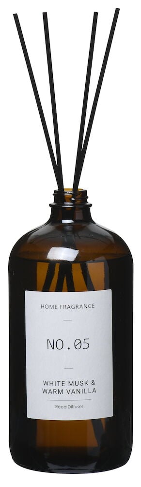 Braune Glasflasche mit schwarzen Duftstäbchen und weißem Etikett.