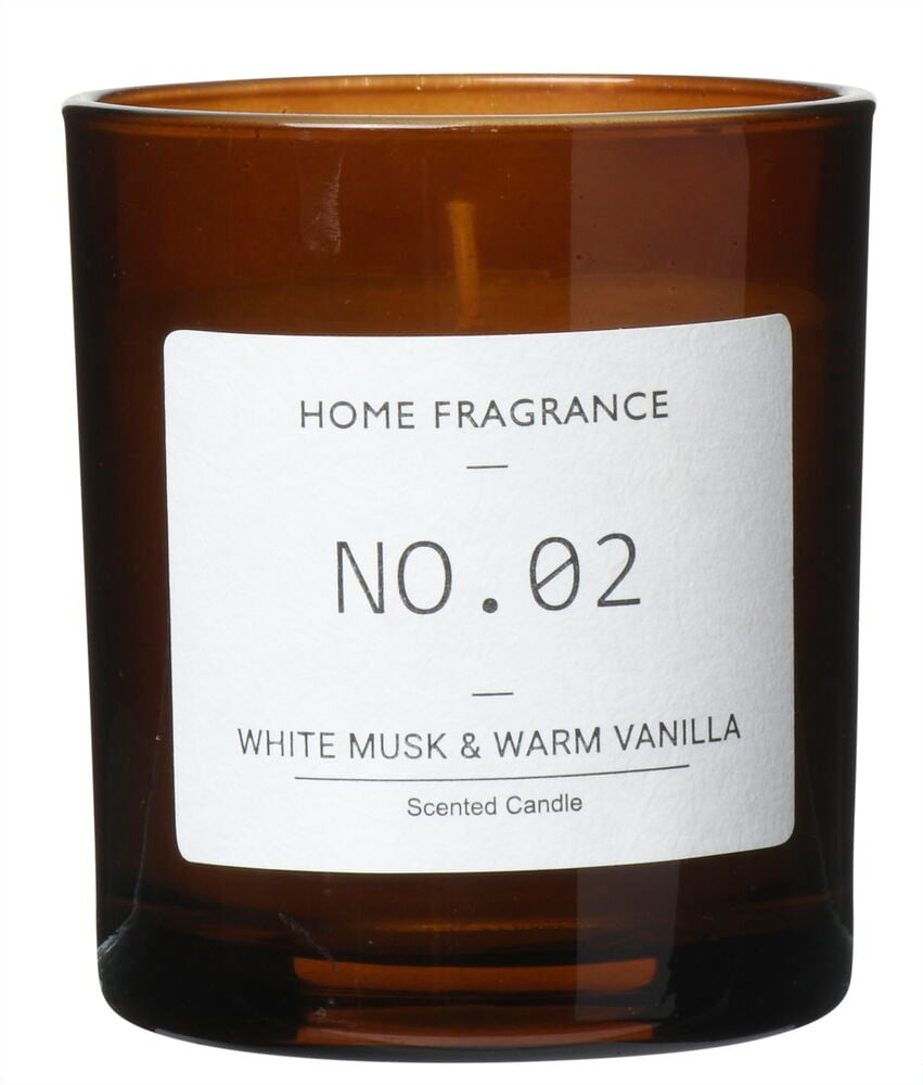 Brunt doftljus i glas med vit etikett.