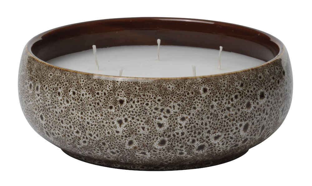 Brun duftlys i skål med flere veker.