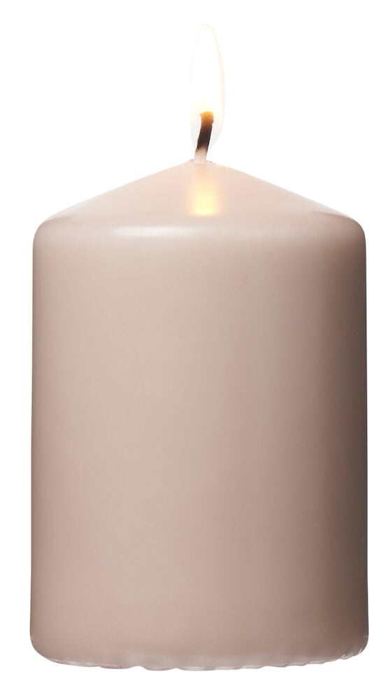 Beige Blockkerze mit brennender Flamme vor weißem Hintergrund.