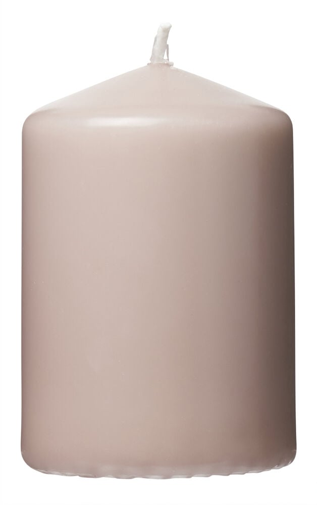 Ett beige blockljus med slät yta och veke.