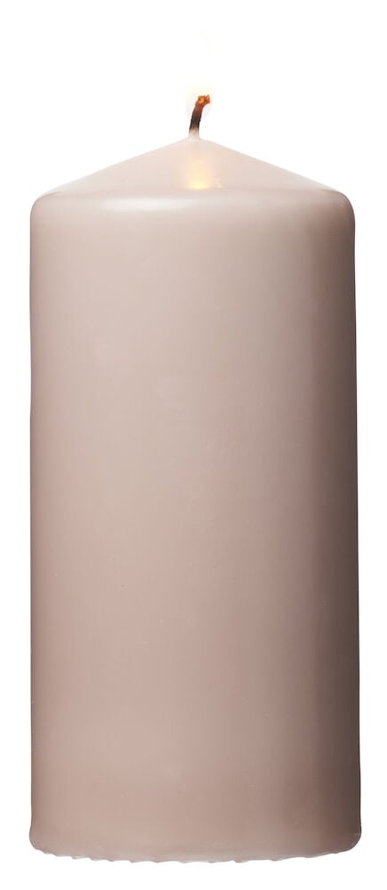 Beige Blockkerze mit runder Spitze und brennendem Docht.