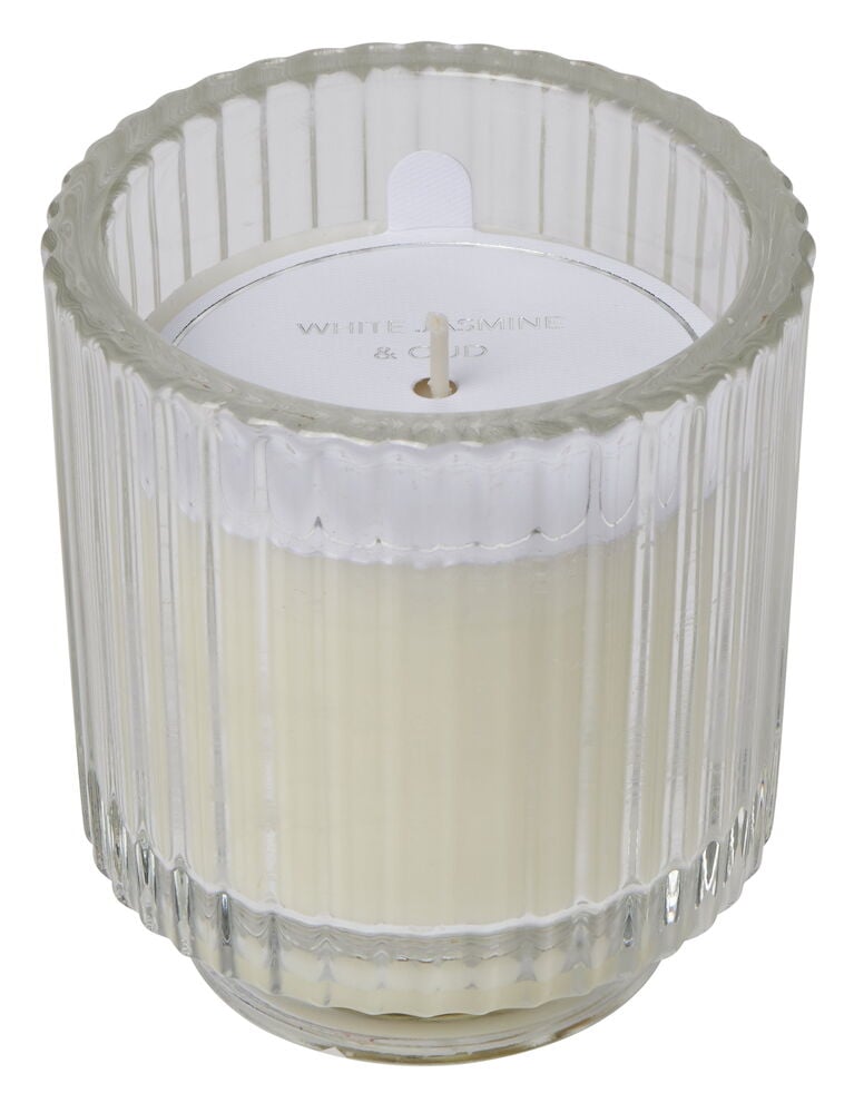 Vitt doftljus i ribbat glas för inomhusbruk.