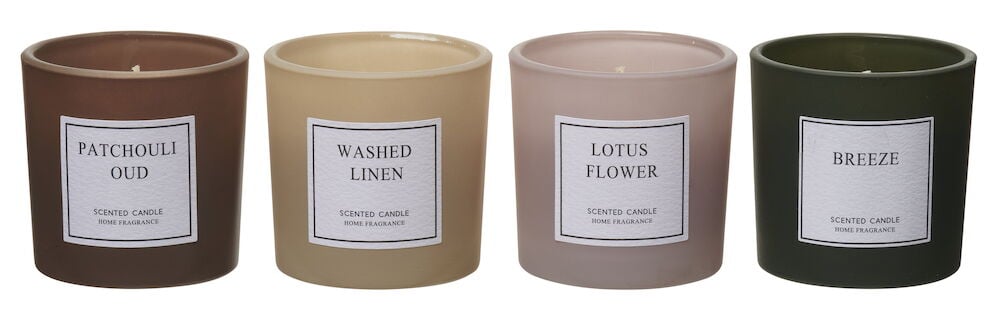 Fyra doftljus i färgat glas med etiketter.