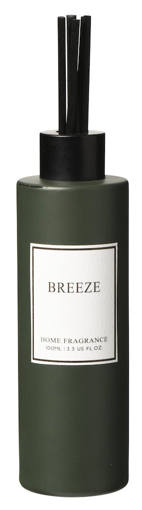 Grønn glassflaske med sorte duftpinner og hvit etikett.