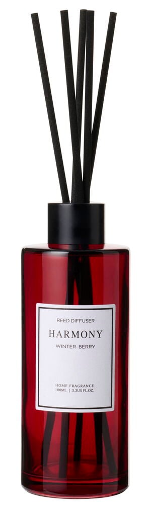 Ein roter Glasdiffuser mit schwarzen Stäbchen und weißem Etikett, Vorderansicht.