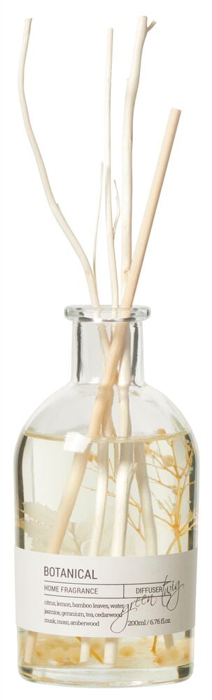 Glassflaske med duftpinner og lysegul væske.