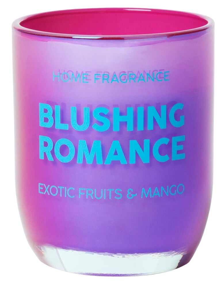 Lila Duftkerze in einer Glasbehälter mit blauer Schrift.