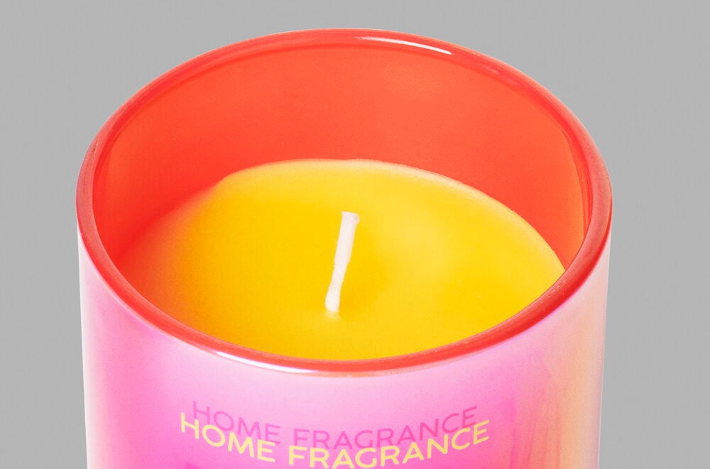 Gelbe Duftkerze in perlmuttfarbenem Glas.