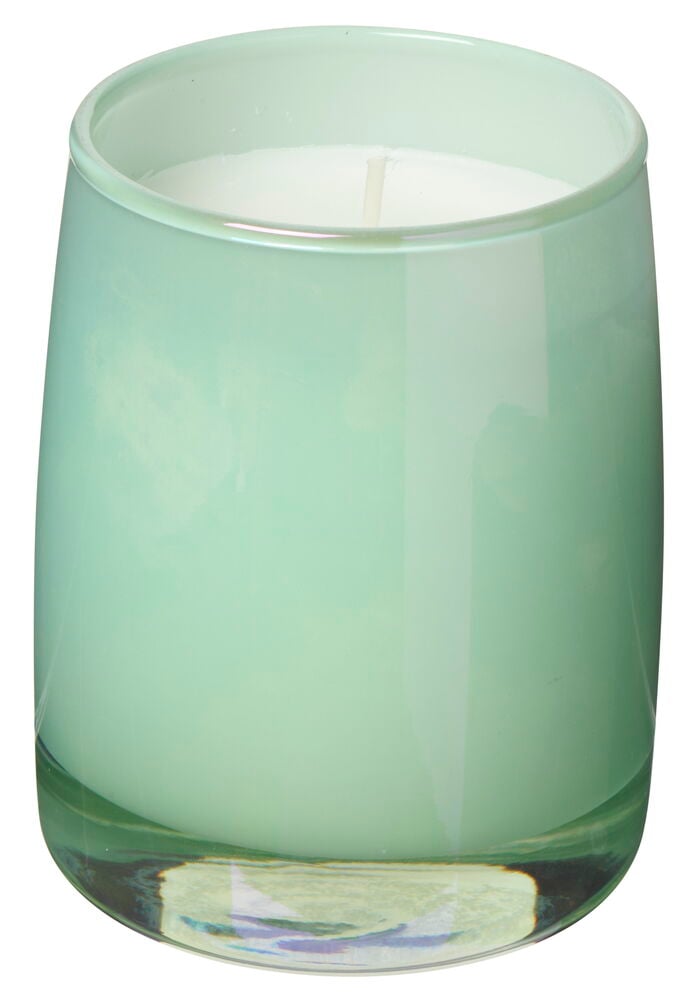 Grønn duftlys i perlemorsskinnende glassbeholder.