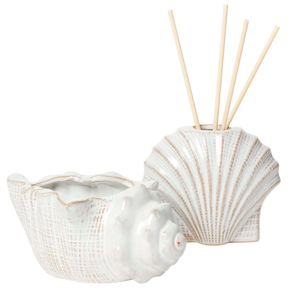 To skjellformede keramikkbeholdere med duftpinner.