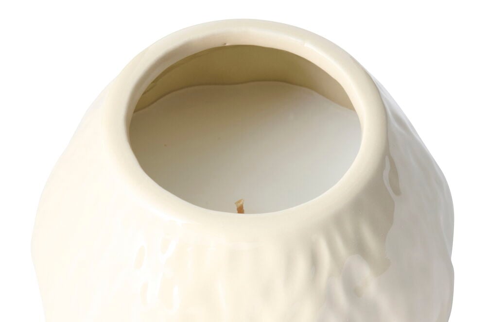 Närbild uppifrån av ett krämfärgat texturerat Doftljus keramik Mushroom med vitt vax och en veke.