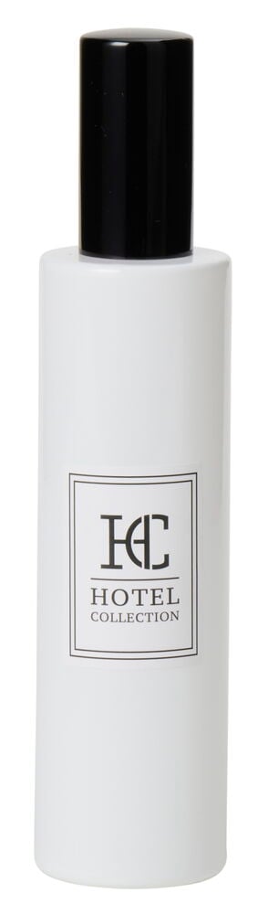 Hvit sprayflaske med svart lokk og etikett.