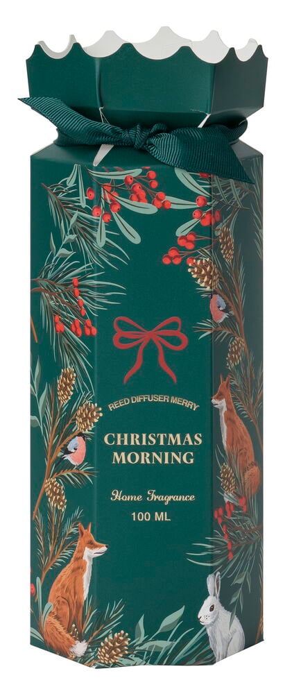 Doftpinnar Merry 100 ml i en mörkgrön smällkaramell-formad låda med skogsmönster och band.