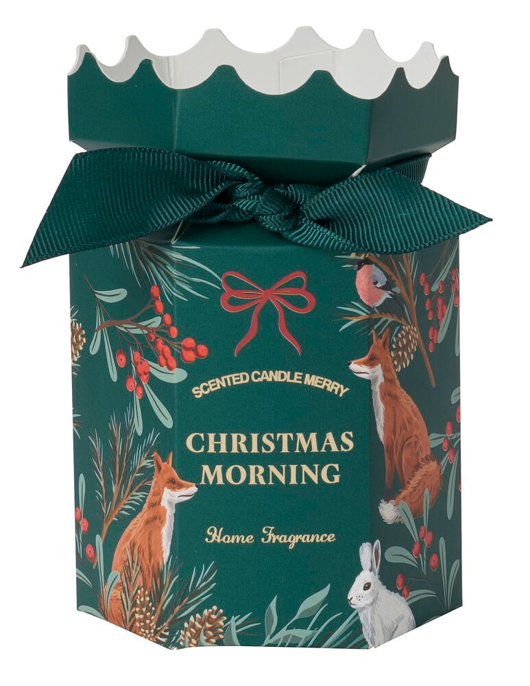 Doftljus Merry: mörkgrön sexkantig låda med vit vågad kant, grönt band och julmotiv.