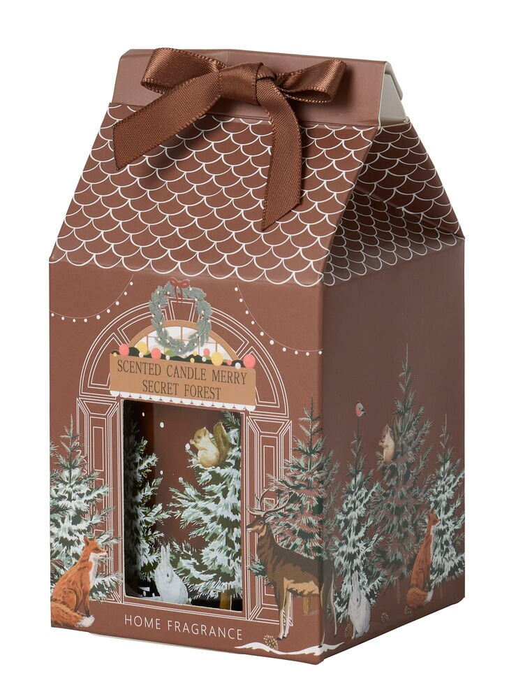 Brun husformad presentförpackning för Doftljus Merry med vit pepparkakstaksdekor, vinterlandskap och brunt band.