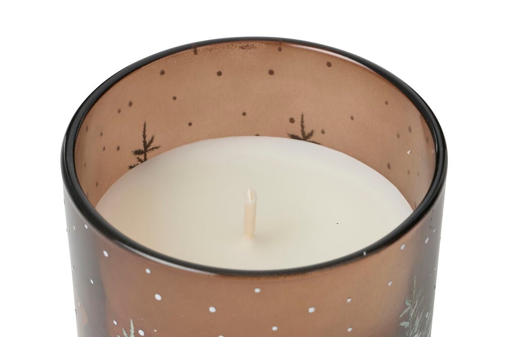 Doftljus Merry i en brun glasburk med vitt vax, veke, svarta prickar och träddesign på kanten.