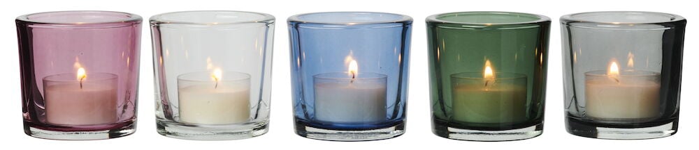 Viisi värillistä lasista tuikkulyhtyä, joissa on tuikkukynttilä.