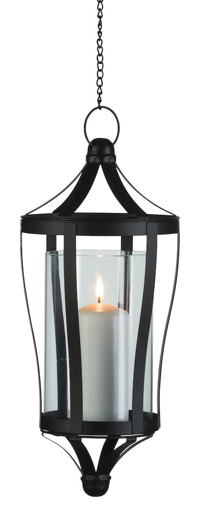 Schwarze hängende Metalllaterne mit Glas und angezündeter Blockkerze.