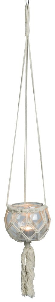 Roikkuva lasilyhty makrameella ja sytytetty kynttilä.