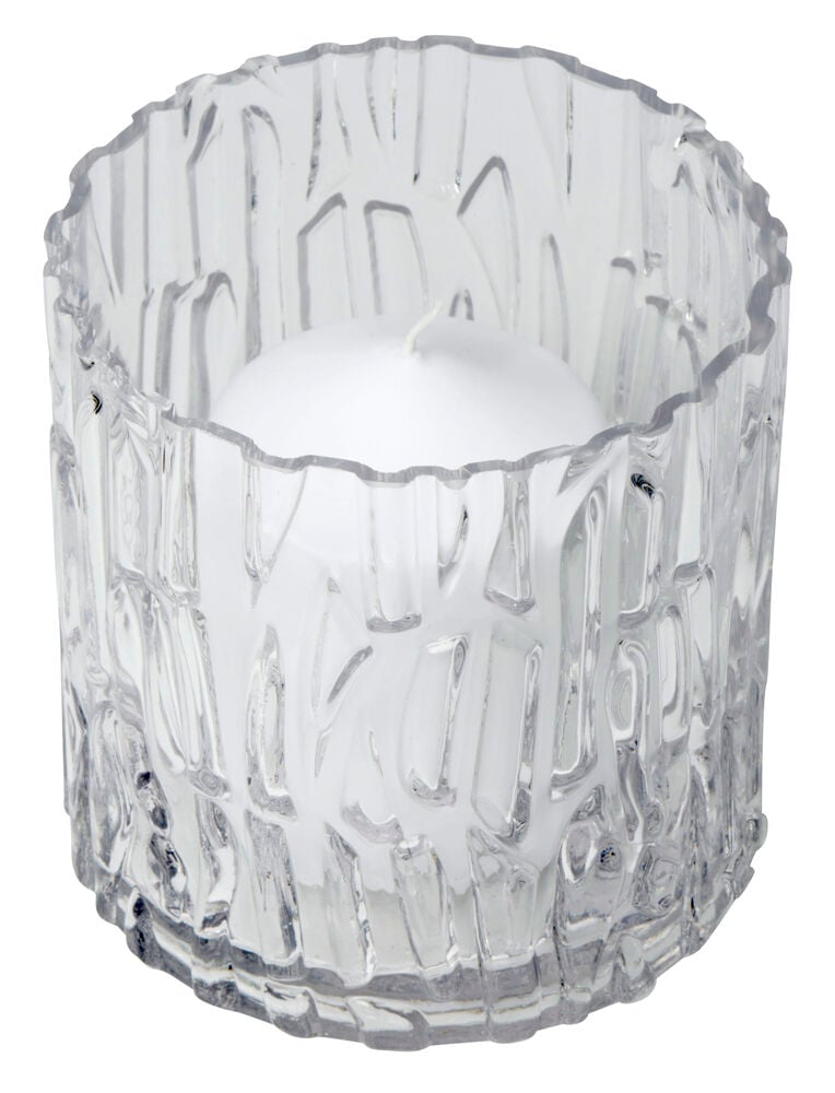 Käsintehty lasinen kynttilänjalka koristeellisella kuvioinnilla ja tuikkukynttilällä.