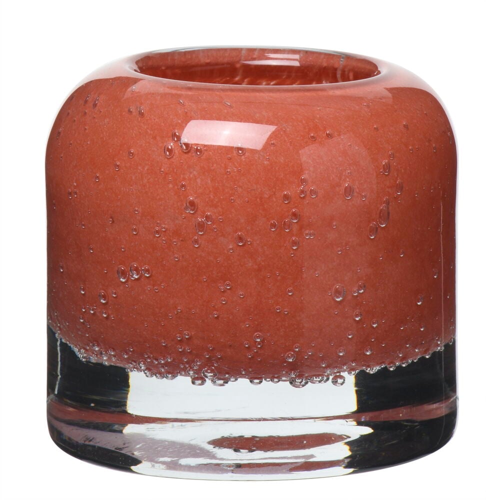 Punainen lasinen tuikkukynttilän pidike koristeellisilla kuplilla.