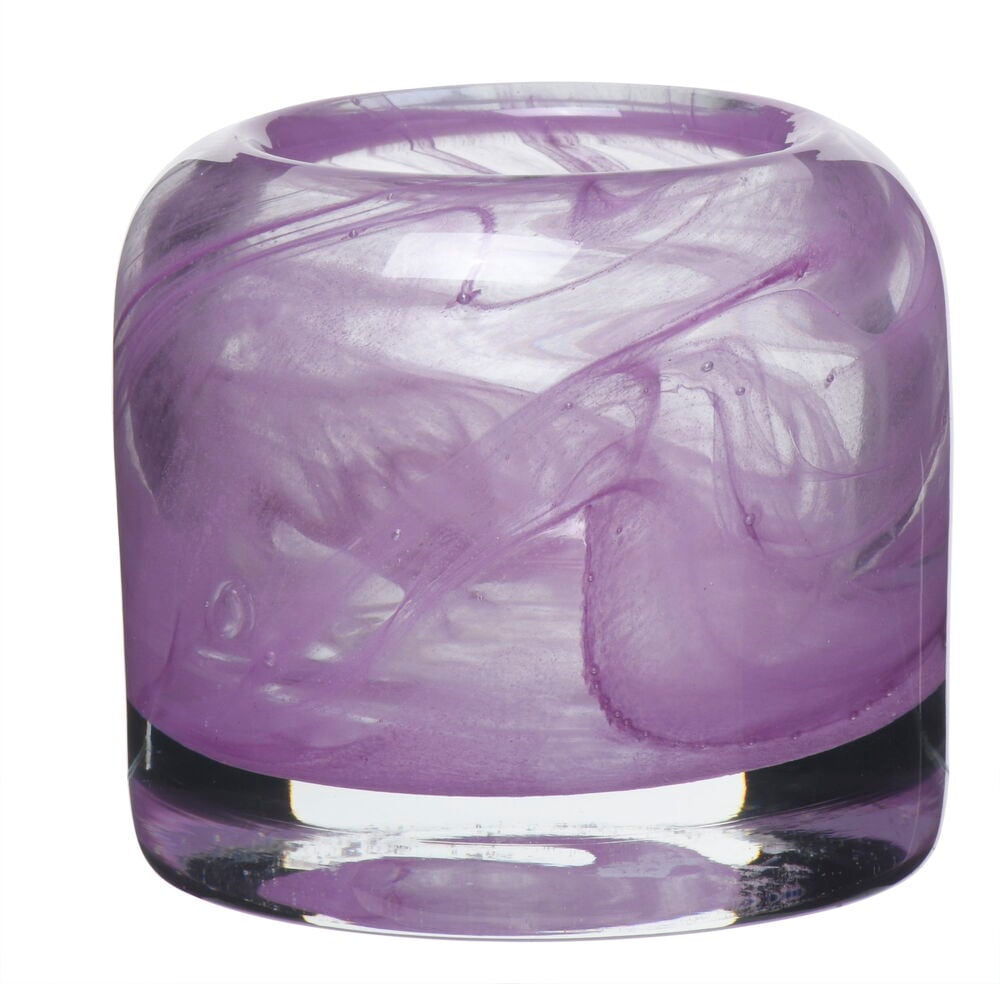 Lila lasinen lämpökynttilänpidike koristeellisella kuviolla.