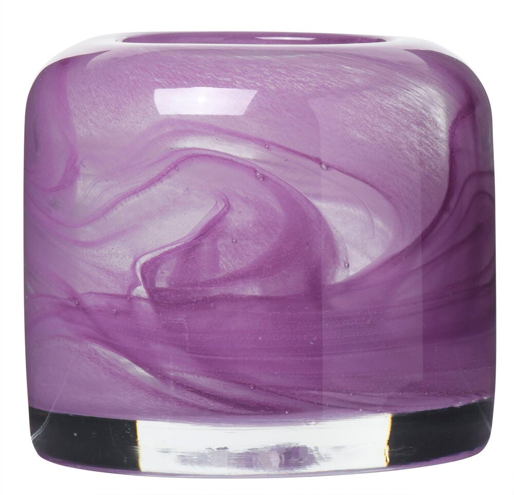 Pyöreän muotoinen violetti lasinen tuikkukuppi.