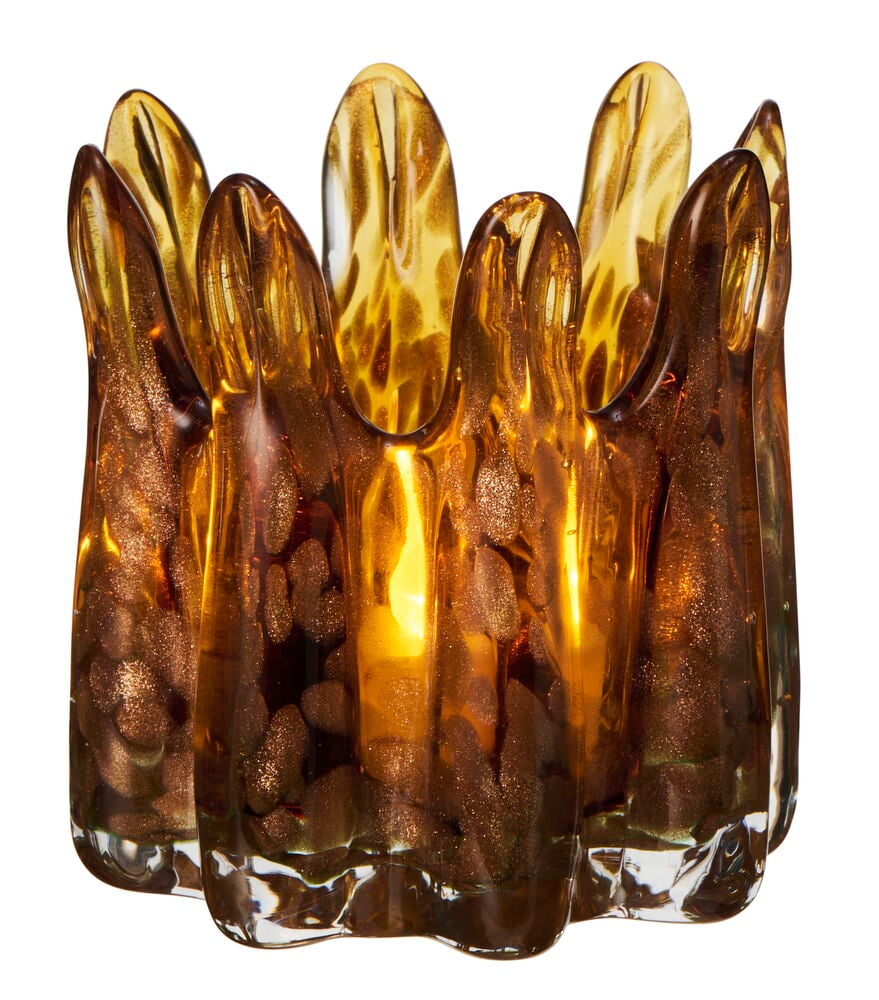 Bärnstensfärgad glasljushållare med organiskt mönster.