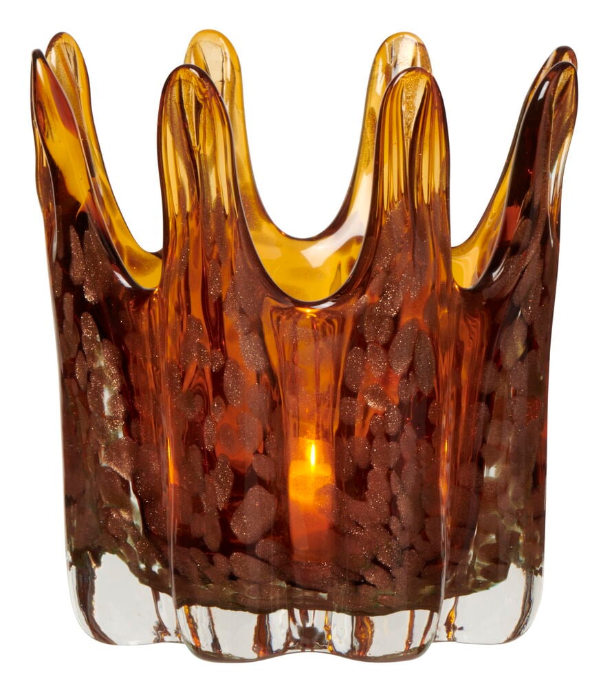 Organisesti muotoiltu ruskea lasikynttilänjalka tuikkukynttilälle.