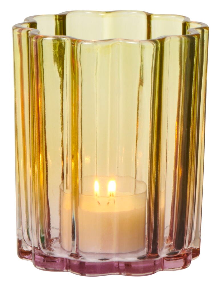 Lasinen tuikkulyhty aaltoilevalla reunalla ja palava kynttilä.