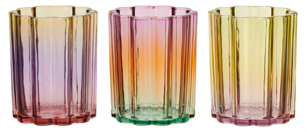 Kolme värikästä lasista valmistettua tuikkukynttilänpidikettä raidallisella kuvioinnilla.