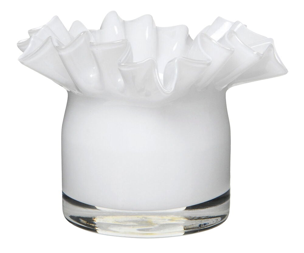 Valkoinen lasinen tuikkukynttilänpidike aallotetulla reunalla.