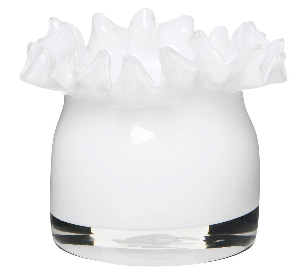 Valkoinen lasinen tuikkukynttilänpidike aaltoilevalla reunalla.